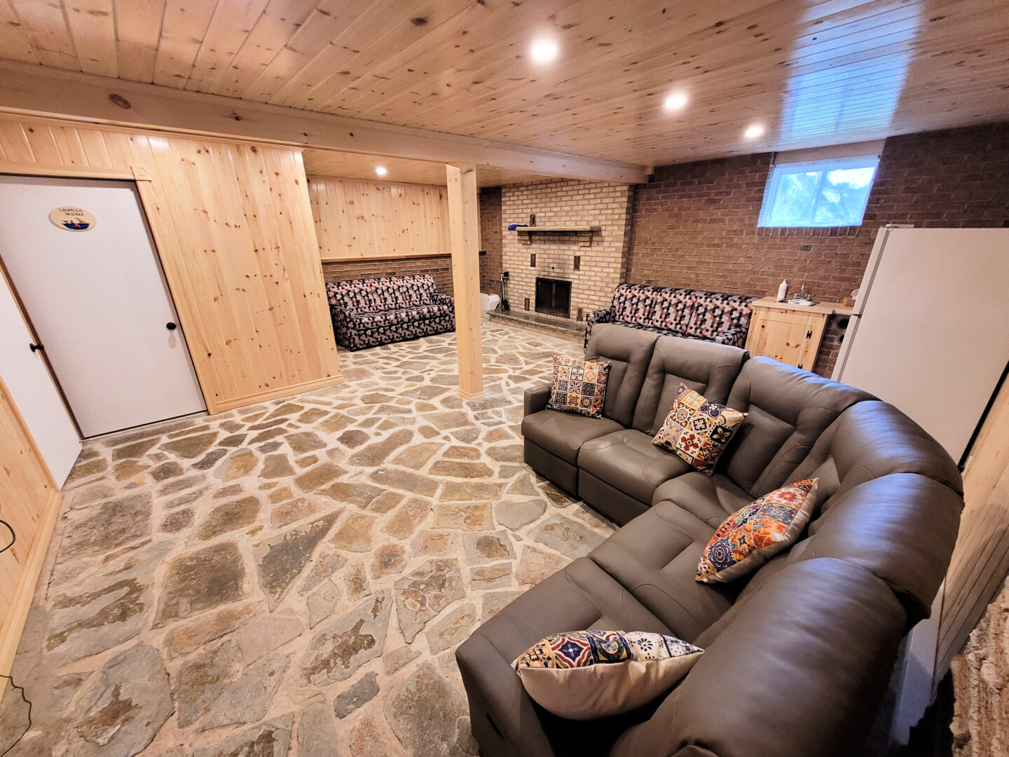 Le salon du sous-sol (2)