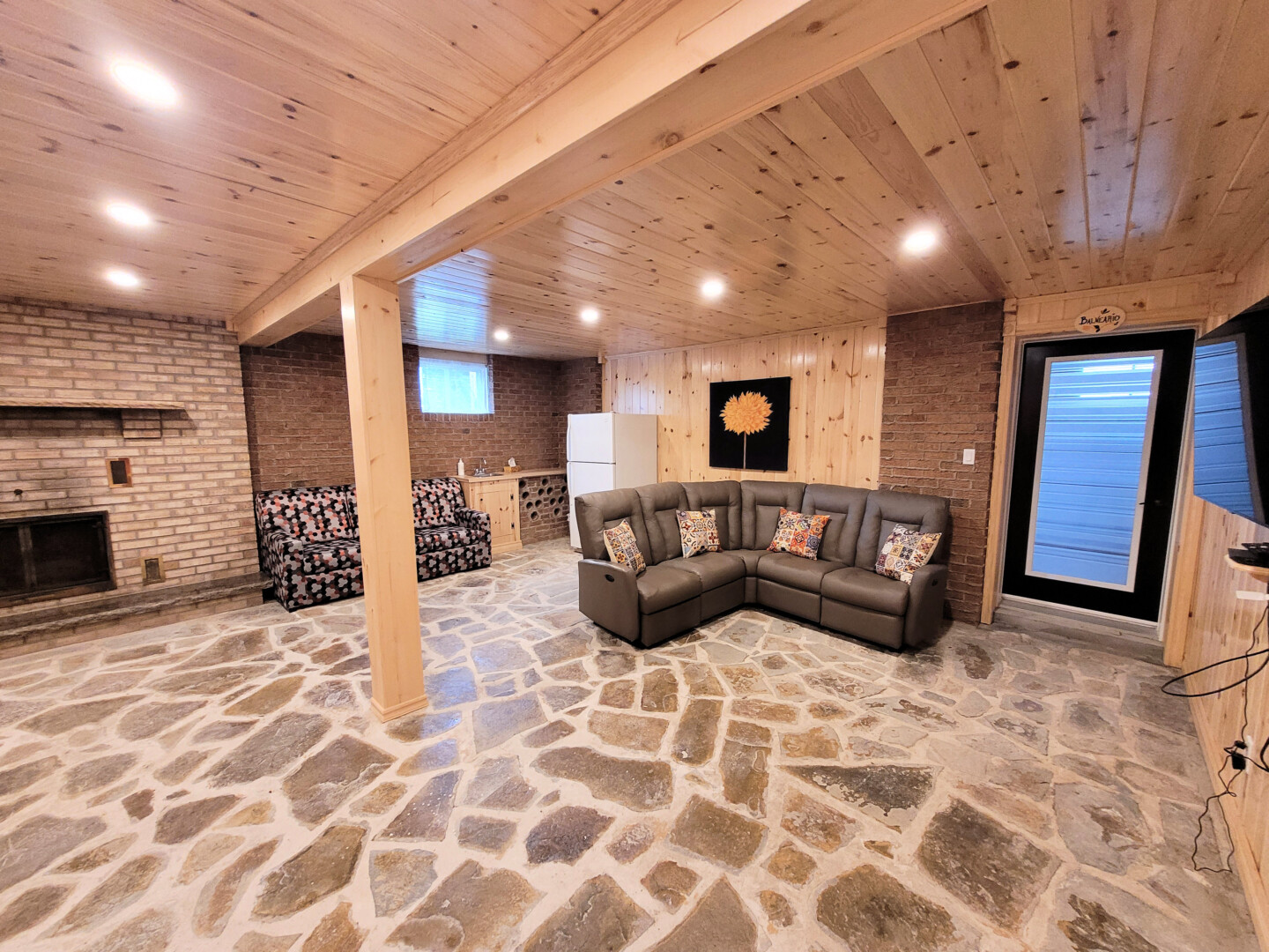 Le salon du sous-sol (1)