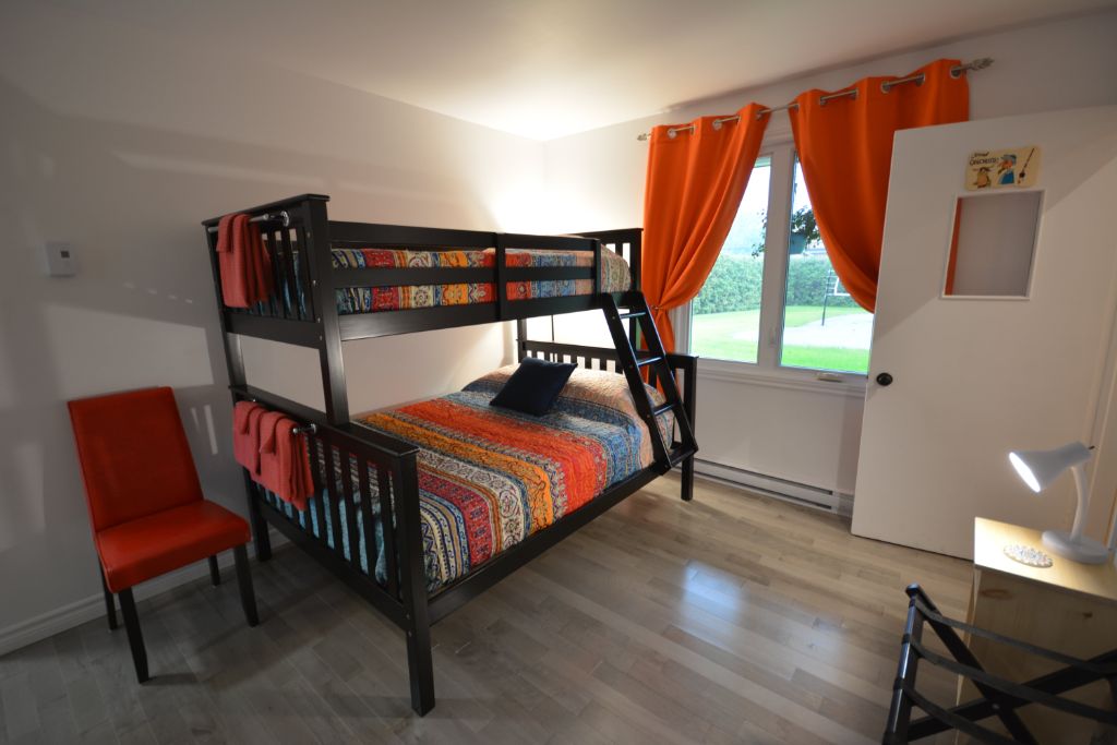 Chambre no 1 : La Don Quichotte (rez-de-chaussée) Un lit superposé simple et double (3 personnes)
