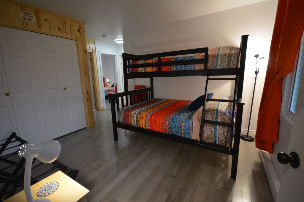 Chambre no 1 : La Don Quichotte (rez-de-chaussée) un lit superposé simple et double (3 personnes)