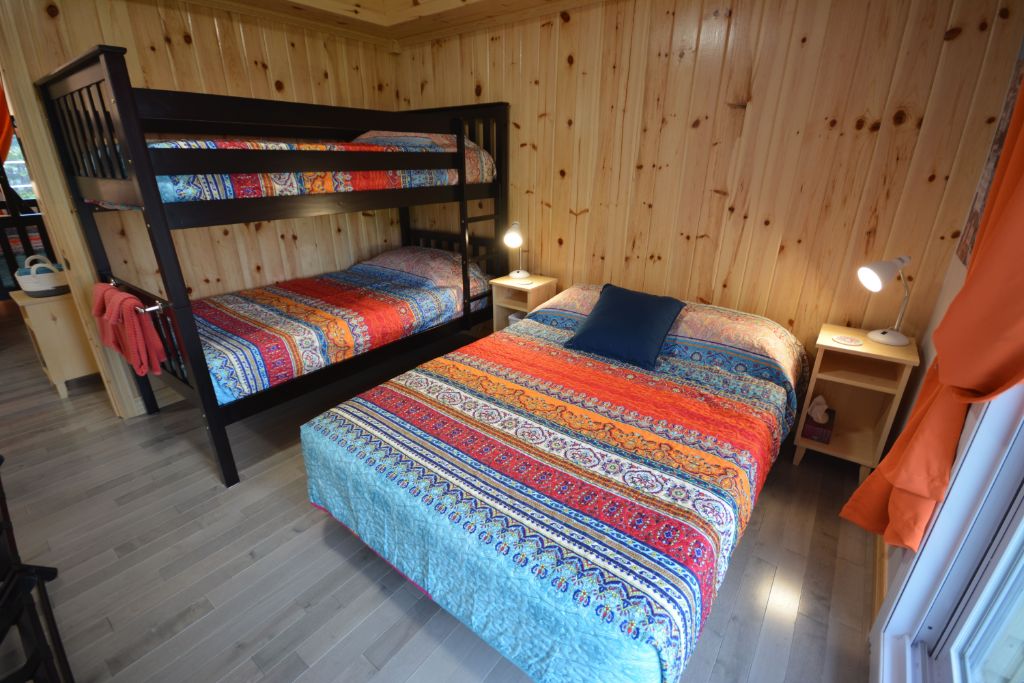 Chambre no 2 : La Matador (rez-de-chaussée) un lit superposé et un lit double (4 personnes)