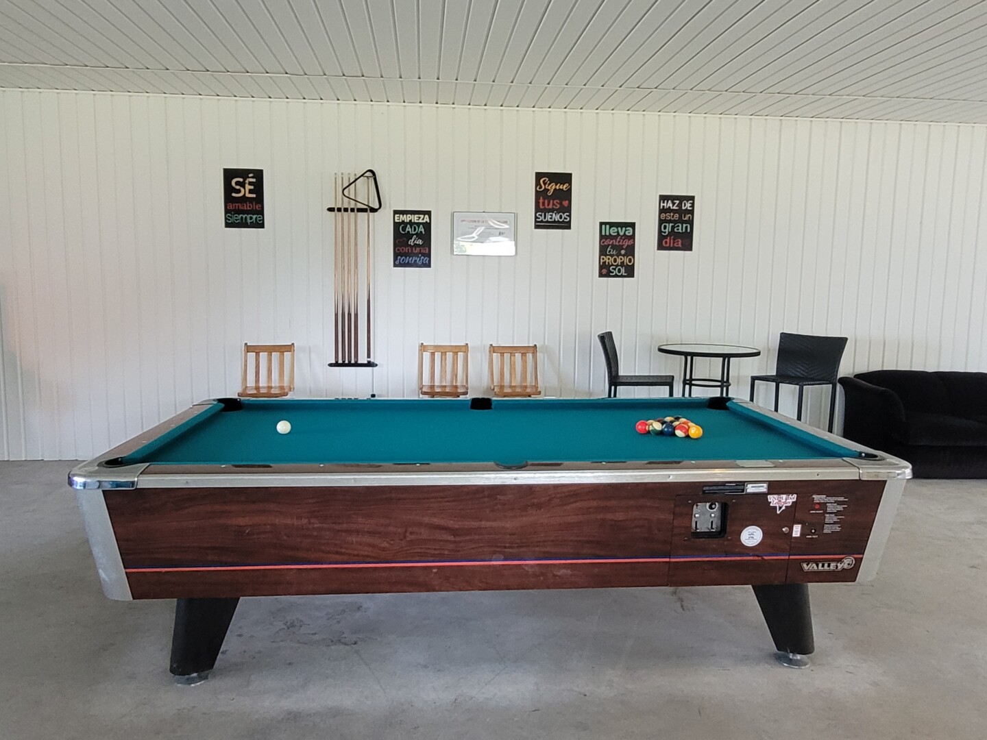 Garage avec table de billard, foyer au bois et salle de bain complète)