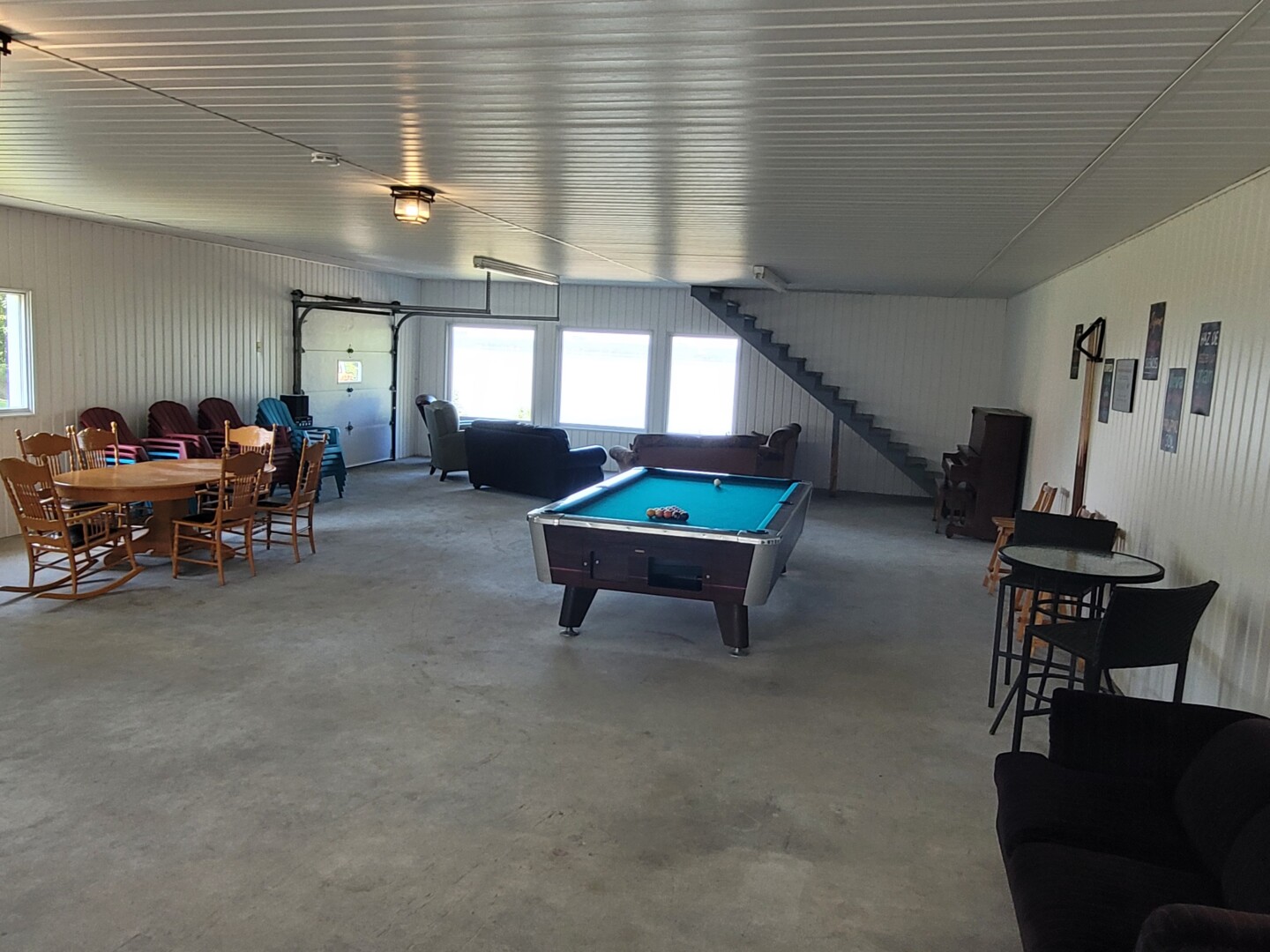 Garage avec table de billard, foyer au bois et salle de bain complète