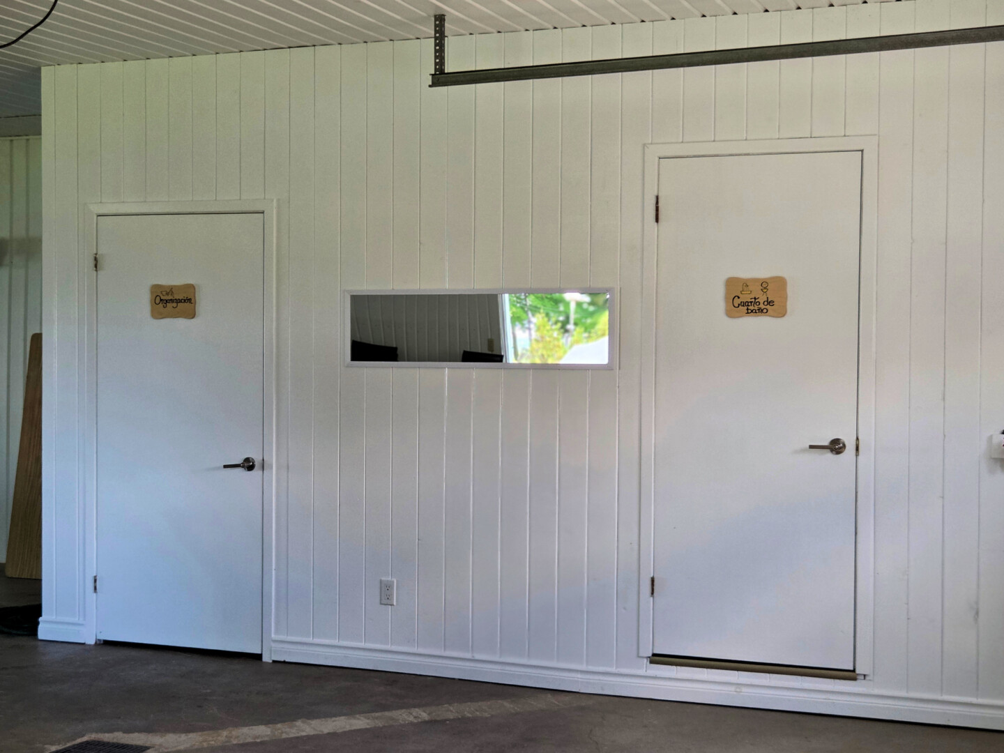 Grand garage avec salle de bain complète, foyer au bois et table de billard