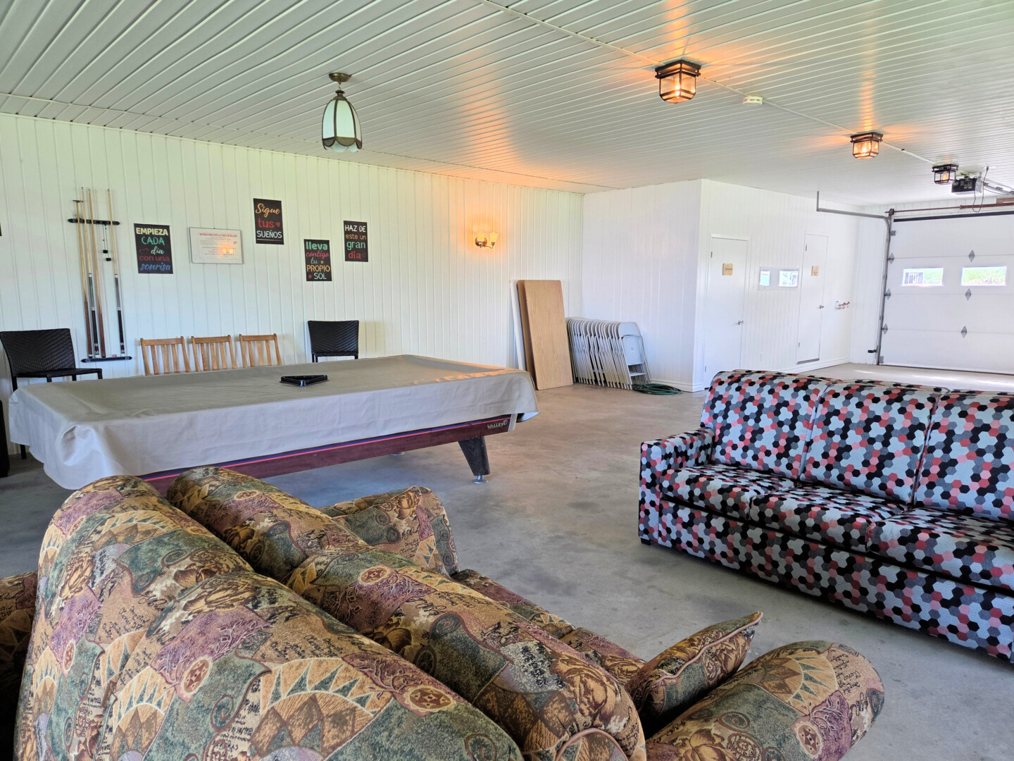 Grand garage avec salle de bain complète, foyer au bois et table de billard