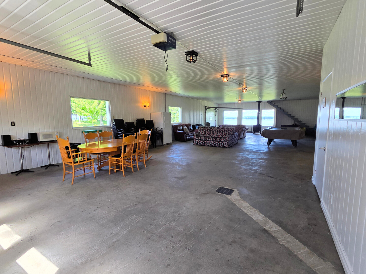 Grand garage avec salle de bain complète, foyer au bois et table de billard