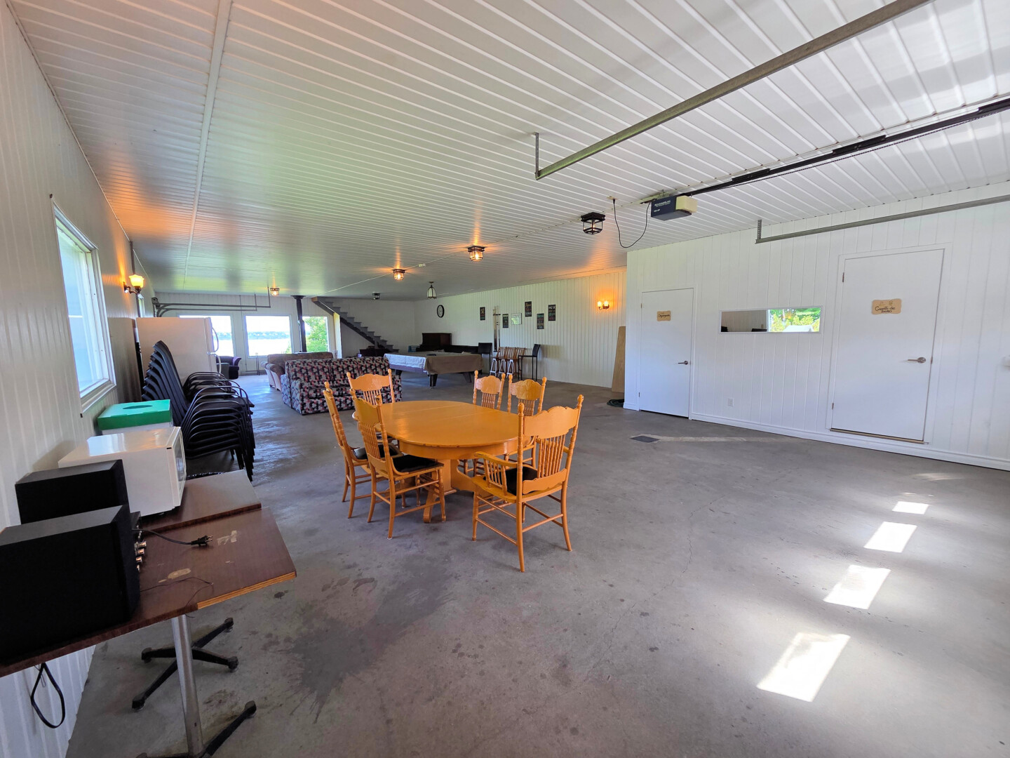 Grand garage avec salle de bain complète, foyer au bois et table de billard